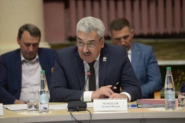 Спикер Госсовета Чувашии Леонид Черкесов рассказал коллегам по Совету законодателей ПФО об организации детского отдыха  Председатель Госсовета Чувашии, секретарь регионального отделения «Единой России» Леонид Черкесов выступил на Совете законодателей ПФО с докладом об организации загородного отдыха и оздоровления детей в регионах округа.  Леонид Ильич напомнил, что президент Владимир Путин поставил задачу сделать отдых доступным всем. В ПФО этим летом в лагеря отправятся более полутора миллионов детей. Отдых в детском лагере может стоить немало — предельная стоимость составляет около 90 тысяч рублей, что доступно не всем.