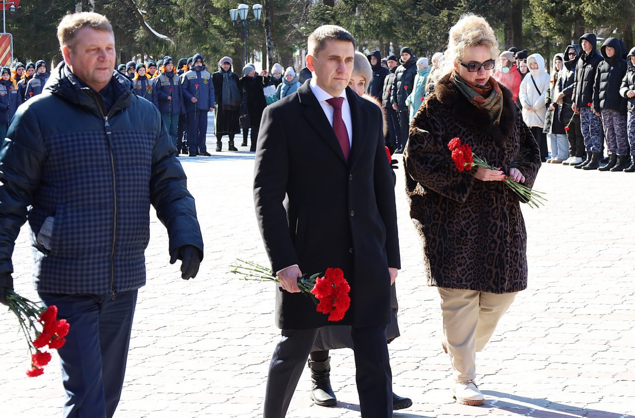 В сквере Победы Биробиджана прошло возложение цветов накануне Дня защитника Отечества  0+   Накануне Дня защитника Отечества в сквере Победы состоялась торжественная церемония возложения цветов к мемориалу. В мероприятии приняли участие первые лица области и города, ветераны специальной военной операции и депутаты городской Думы Биробиджана.  Участники возложили цветы к мемориалу, отдавая дань уважения героям, защищавшим страну в разные годы. Также на церемонии минутой молчания почтили память о тех, кто отдал свои жизни за свободу и независимость нашей Родины.   Особые слова благодарности и признательности ветеранам Великой Отечественной войны и Вооруженных Сил, участникам локальных войн. Мы помним о них и благодарим за мужество, доблесть и мирное небо над головой, - отметил мэр Биробиджана Максим Семёнов.  #мэриябиробиджана  #гордума #возложение  #память  #ДеньЗащитникаОтечества