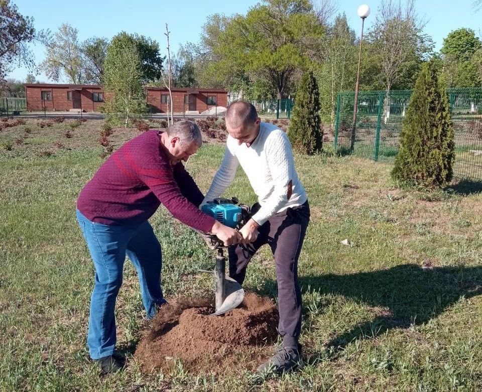 В рамках весенних субботников в Присивашском территориальном отделе провели посадку деревьев В сёлах Григорьевка и Ивановка посадили 60 саженцев ясеня и 10 саженцев каштана. В работах принимали участие работники МКУ «Чаплынский коммунальник», сотрудники администрации и местные жители. «Благодарим всех, кто присоединился к субботнику. Отдельную благодарность выражаю руководству ГАУ ХО "Новотроицкое лесоохотничье хозяйство" за предоставленные саженцы деревьев, КФХ "Огни Сиваша" в лице Александра Волощука и ИП Эдуарда Шонию за помощь и предоставленную технику для посадки и полива», - рассказала начальник Присивашского территориального отдела администрации Чаплинского муниципального округа Снежана Рябоконь.