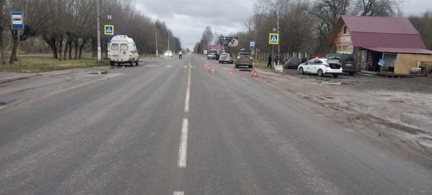 18 ноября в Торжке на Калининском шоссе произошло ДТП.  Водитель, управляя машиной Москвич, двигаясь в направлении автодороги М-10, совершил наезд на автомобиль Форд Фокус под управлением водителя, который в непосредственной близости пропускал пешехода на не регулируемом пешеходном переходе и от удара совершил наезд на несовершеннолетнего, который переходил дорогу. В результате дорожно-транспортного происшествия несовершеннолетний пешеход получил телесные повреждения.  Тверь.Происшествия Подписаться    :