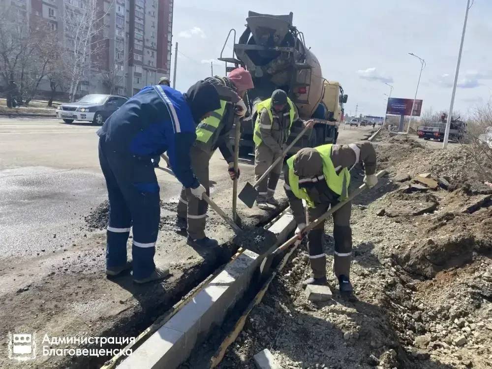 Ремонт улицы Студенческой в Благовещенске что уже сделано и когда завершат Во время ремонта движение не будут перекрывать полностью В Благовещенске продолжается ремонт улицы Студенческой по президентскому нацпроекту Инфраструктура для жизни В этом году обновят участок от Игнатьевского шоссе до Промышленной пишет пресс служба городской администрации Работы стартовали в начале апреля Дорожники частично демонтировали бордюрные камни на четной стороне улицы и приступили к установке новых а также монтируют кабельную канализацию Как отметил замглавы города по строительству Александр Воронов работы идут по графику Ежедневно на участке задействовано более 10 человек в основном трудятся вручную так как на данном этапе спецтехника используется по минимуму рассказал он Рабочим предстоит обновить асфальт сети кабельной канализации восстановить озеленение а также установить новые светофоры знаки и нанести разметку Движение полностью не перекрывают недоступны лишь узкие участки правой полосы до 200 метров Основные работы планируют завершить к концу мая Контракт рассчитан на два года Планируется обновить участок Студенческой от Загородной до дома 28 Улица Студенческая одна из основных транспортных артерий связывающая центр с микрорайоном В этом году по нацпроекту также обновят Загородную от Горького до путепровода Октябрьскую от 50 лет Октября до Калинина Красноармейскую от 50 лет Октября до Калинина Тенистую от 50 лет Октября до Калинина Театральную от Краснофлотской до Ленина Василенко от Воронкова до Игнатьевского шоссе Школьную от Новотроицкого шоссе до Театральной Планируется завершить работы на Краснофлотской от Островского до Театральной Фото пресс служба администрации Благовещенска ТЕЛЕПОРТ РФ здесь все об Амурской области  Мы в МАХ  Написать нам