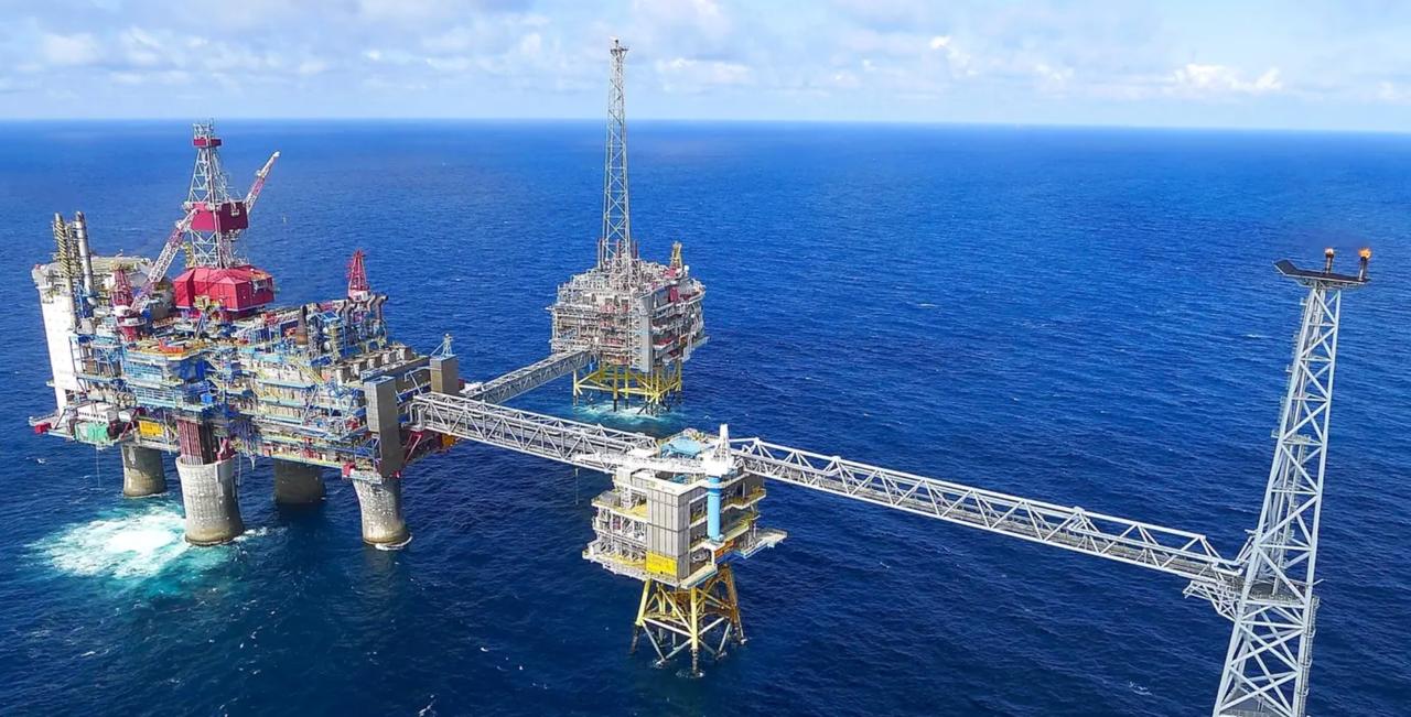 Норвежская Equinor открыла два новых месторождения газа в районе Слейпнер в Северном море По сообщению компании это крупнейшие месторождения открытые Equinor в этом году Лофн и Лангеманн находящиеся на лицензионном участке 1140 расположены между месторождениями Гудрун и Эйрин Предварительные оценки показывают что пласты могут содержать от 5 до 18 миллионов стандартных кубометров извлекаемого нефтяного эквивалента что соответствует от 30 до 110 миллионам баррелей В компании отмечают что открытые месторождения вблизи существующих могут быть быстро освоены что обеспечивает ограниченное воздействие на окружающую среду низкие выбросы CO2 при добыче и высокую рентабельность