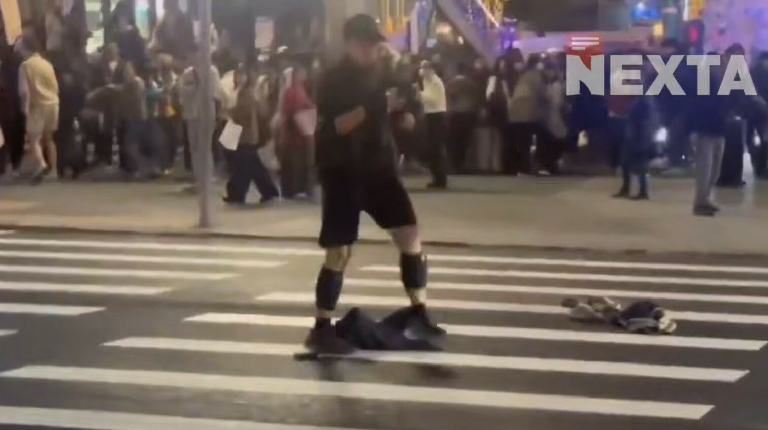 В центре Тайбэя мужчина напал на людей с ножом трое погибших Нападавший с ножом убил трех человек в центре столицы Тайваня передает ArbatMedia Трагедия произошла в оживлённой части Тайбэя где мужчина сначала разбросал дымовые шашки а затем напал на прохожих с ножом По данным местных властей ещё как минимум пять человек получили ранения различной степени тяжести Во время преследования нападавший попытался скрыться от полиции но в итоге выбросился с шестого этажа здания и погиб Мотивы его действий пока остаются неизвестными расследование продолжается Прислать новость