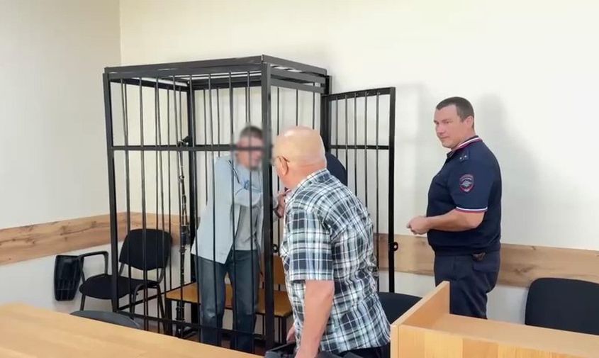Особо опасного рецидивиста осудили за ограбление благовещенского алкомаркета с игрушечным пистолетом В Благовещенске суд вынес приговор 53-летнему местному жителю, который ограбил магазин спиртных напитков, вооружившись игрушечным пистолетом. Мужчину осудили по статье «Разбой, совершенный с угрозой применения насилия, опасного для жизни и здоровья». Какое наказание вынес суд — на сайте: Фото: #происшествия