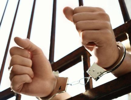 Финансировал Камчи Кольбаева: казахстанского бизнесмена объявили в розыск в Кыргызстане Госкомитет нацбезопасности Кыргызстана объявил в розыск казахстанского бизнесмена Ерканата Жумабекова. Его подозревают в причастности к финансированию ОПГ, которую возглавлял вор в законе Камчыбек Асанбек Камчи Кольбаев . По информации ГКНБ КР, следствие установило, что между главой ОПГ Камчыбеком Асанбеком, который входил в международную преступную группировку «Братский круг», и крупным казахстанским бизнесменом Ерканатом Жумабековым были дружеские отношения. Они вместе проводили досуг и встречались на территории центра отдыха «Барс» в Иссык-Кульской области. По данным ГКНБ, Жумабеков оказывал финансовую помощь близким родственникам лидера ОПГ во время их визитов в Алматы «Жумабеков знал о преступной деятельности Асанбека, которая заключалась в систематическом получении денег от незаконных действий в виде рэкета, вымогательства, осуществления поборов с предпринимателей в составе преступного сообщества. Однако для поддержки, покровительства своих бизнес-интересов и продвижения экономических проектов на территории стран СНГ, он установил тесную связь с Асанбеком», – подчеркнули в ГКНБ. Октябрьский районный суд Бишкека в отношении Ереканата Жумабекова заочно избрал меру пресечения в виде заключения под стражу. Казахстанского бизнесмена объявили в розыск. Фото: freepik /CentralMediaNews
