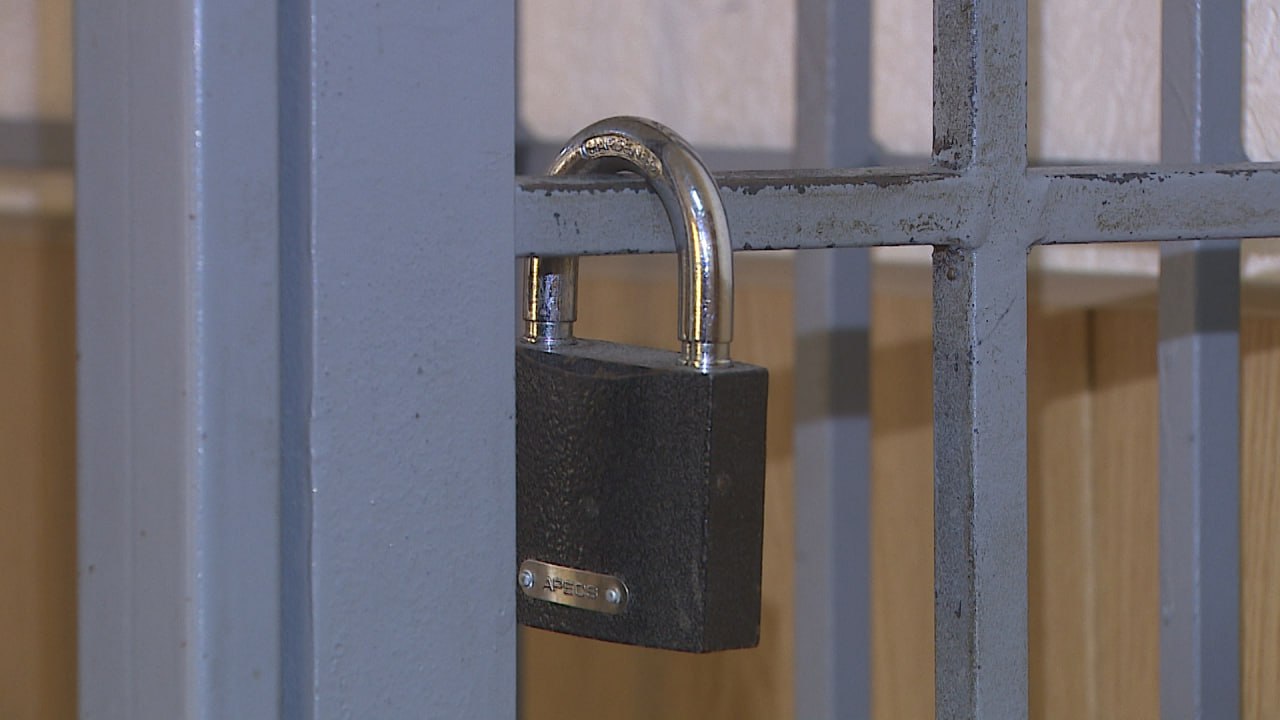 Суд отправил в СИЗО 22 летнего костромчанина за аферу над пенсионеркой из Палласовского района 2 февраля неизвестный по телефону напугал пожилую женщину привлечением к уголовной ответственности за пособничество терроризму и убедил ее передать деньги для зачисления на безопасный счет На следующий день пенсионерка передала курьеру 3 5 миллиона рублей а 10 февраля еще 9 5 миллиона рублей В ходе расследования был задержан Всеволод Б который признался в совершении преступления Под стражей фигурант останется до 1 апреля 2026 года Постановление может быть обжаловано сообщает Объединенная пресс служба судов региона Подписаться Перейти на сайт MAX