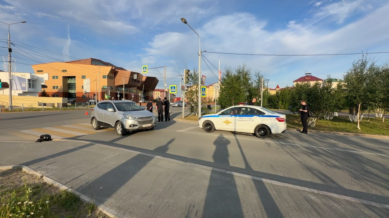 В Салехарде в результате ДТП погиб человек. По предварительным данным, автомобиль и мотоцикл столкнулись из-за того, что водитель легковушки не предоставил преимущество в движении. На месте работают оперативные службы: опрашивают свидетелей и проводят необходимые замеры. Полные обстоятельства аварии будут установлены после завершения расследования. Фото: Вера Дронзикова / «Ямал-Медиа» Новости Ямала Поддержать нас бустом