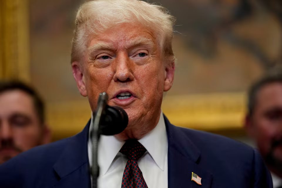 По информации источников, администрация президента Дональда Трампа обсуждает возможность привлечения Азербайджана и стран Центральной Азии к «Соглашениям Авраама» для укрепления связей с Израилем.                                                                                                                                Эти соглашения, подписанные в 2020 и 2021 годах, уже включают несколько мусульманских стран, которые нормализовали отношения с Израилем при посредничестве США. Азербайджан и страны Центральной Азии уже поддерживают отношения с Израилем, и их включение в соглашения будет в значительной степени символическим, направленным на укрепление торговых и военных связей. Такие шаги могут отражать более осторожный подход Трампа, особенно в условиях текущего конфликта в Газе и неоднозначной позиции Саудовской Аравии, которая не признает Израиль без прогресса в вопросе палестинского государства.  По словам источников, в ходе обсуждений азербайджанские официальные лица связались с представителями стран Центральной Азии, включая Казахстан, для выяснения их заинтересованности в расширении «Соглашений Авраама». Однако неясно, с представителями каких именно стран Центральной Азии — Казахстана, Узбекистана, Туркменистана, Таджикистана или Кыргызстана — были установлены контакты.