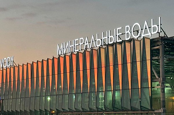 "Новапорт" удвоит пропускную способность международного терминала в аэропорту Минеральных Вод Холдинг "Новапорт" направит до 3 млрд рублей на перепланировку международного терминала аэропорта Минеральных Вод Ставропольский край , что позволит увеличить пассажиропоток на зарубежных рейсах вдвое, рассказал гендиректор холдинга Евгений Янкилевич во время открытия нового терминала внутренних авиалиний в аэропорту. Об этом сообщает "Интерфакс". "Мы на базе существующих площадей желаем значительно расширить пропускную способность через границу. Это очень нужно сейчас, актуально. Много авиакомпаний хотели бы летать из Минвод за границу, но на сегодняшний день аэропорт имеет ограниченную пропускную способность. Нужно больше кабин паспортного контроля, больше площадей для обслуживания пассажиров. Планируем дополнительно прибавить 15-20 тысяч кв. метров", – сказал Янкилевич. По его словам, перепланировка оценивается в 2,5-3 млрд рублей. aviaru.net/n283512