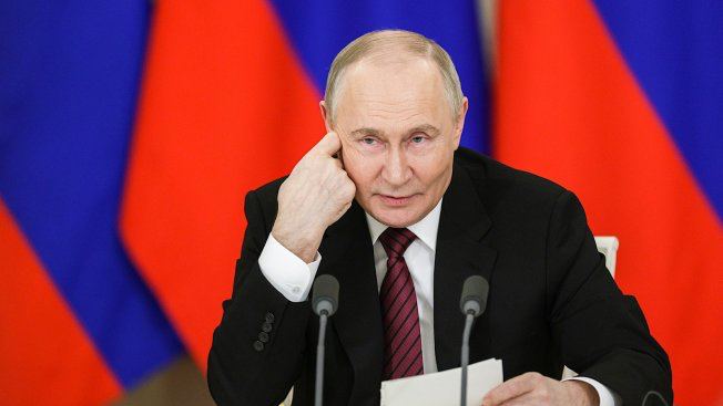 Владимир Путин поручил создать театр, который будет ориентирован на продвижение «современной драматургии патриотической направленности», в Москве. Поручение должно быть исполнено до 30 ноября. : Гавриил Григоров / пресс-служба президента РФ / ТАСС