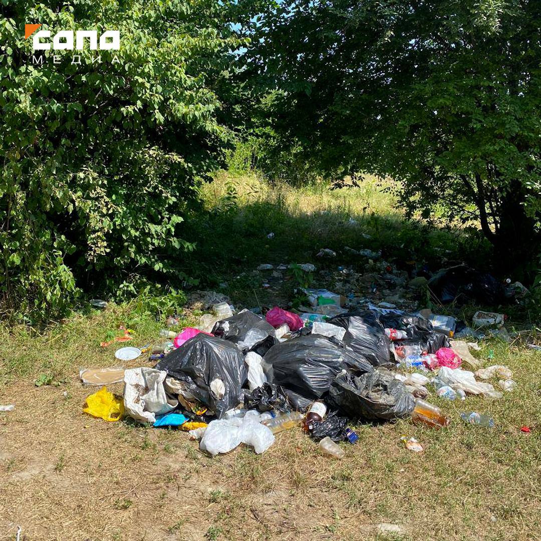 Администрации Алагирского района предписали расчистить берега Майрамадага   После публикации, что реку своими силами расчищает неравнодушная жительница Москвы Маргарита Богданова, инспекторы Минприроды выехали на место. Сотрудники предписали администрации убрать берега реки.   За результатом работ будут следить специалисты министерства. Они проводят рейды и месячники по очистке на территории республики. В случае, если окрестности реки не будут убираться, материалы передадут в прокуратуру.    С начала года инспекторы Минприроды провели 40 рейдов, в результате которых обнаружили 80 несанкционированных свалок. Кроме того, за последние четыре месяца сотрудники ведомства вместе с волонтерами провели более 30 экологических акций по очистке берегов рек и прилегающих территорий.    Подписывайся на «Сапа 15»
