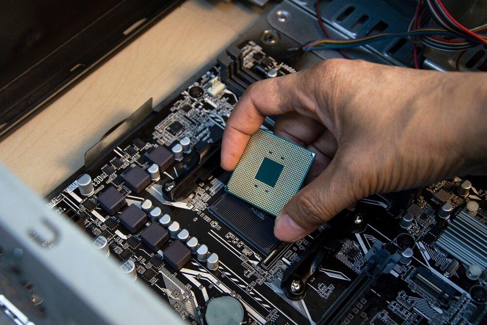 Импорт иностранных процессоров Intel и AMD сократился в 2024 году на 81–95% по данным таможенной статистики Участники рынка связывают это с неполнотой официальных данных, а также изменениями в оформлении поставок со стороны импортеров Российские компании при этом заявляют как о росте поставок на треть год к году, так и повышении стоимости на 10–12%, утверждая, что дефицита микроэлектроники на рынке нет Подписаться