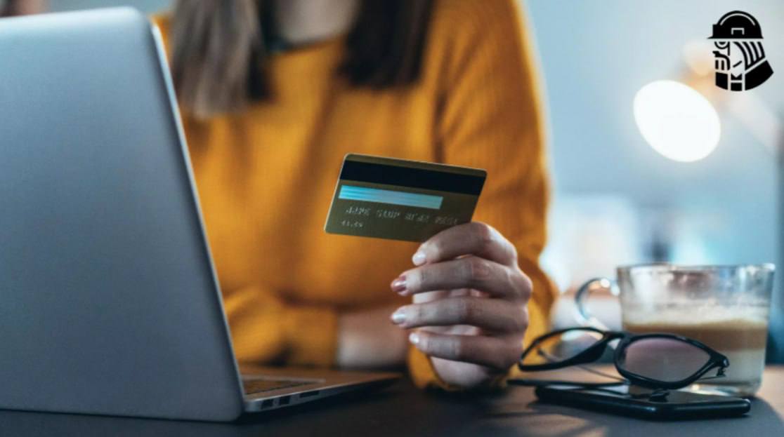 Проще наличкой банки начали проверять крупные переводы Теперь при подозрительных операциях сотрудники кредитных организаций могут позвонить чтобы уточнить родственные или коммерческие связи с получателем Особое внимание уделяется переводам которым предшествовали операции между своими счетами на сумму свыше 200 тыс рублей через СБП С 2026 года ЦБ расширил список признаков мошеннических операций с 6 до 12 а банки обязаны их отслеживать Если клиент получив предупреждение настаивает на переводе его выполнят kvadratnymaster