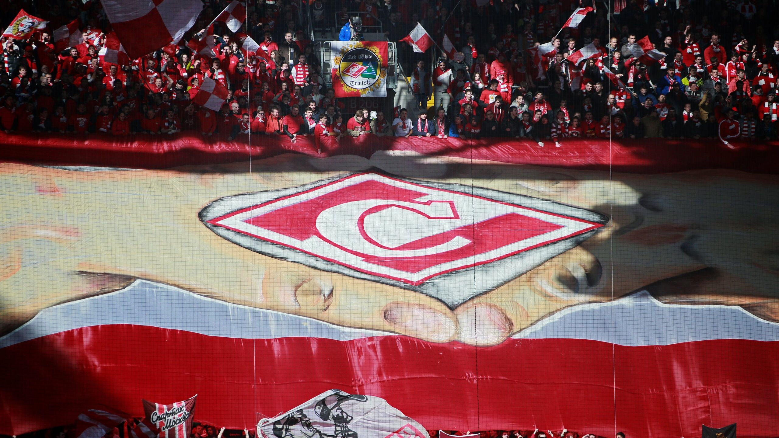 Московские Спартак и Динамо объявили стартовые составы на матч 18 го тура чемпионата России по футболу Встреча Российской премьер лиги РПЛ пройдет в субботу на стадионе Спартака начало в 16 45 мск Стартовый состав Спартака выглядит следующим образом Александр Максименко вратарь капитан Александер Джику Кристофер Ву Игорь Дмитриев Даниил Денисов Пабло Солари Маркиньос Наиль Умяров Жедсон Фернандеш Эсекьель Барко Манфред Угальде С первых минут за Динамо сыграют Андрей Лунев вратарь Николас Маричаль Роберто Фернандес Максим Осипенко Муми Нгамалё Дмитрий Скопинцев Бителло Даниил Фомин капитан Ярослав Гладышев Иван Сергеев Константин Тюкавин Матч будет посвящен памяти олимпийского чемпиона 1956 года Никиты Симоняна Команды выйдут на поле в специальных футболках и с траурными повязками на рукавах Перед стартовым свистком состоится минута молчания Также перед игрой пройдет церемония присвоения трибуне А имени лучшего бомбардира в истории Спартака