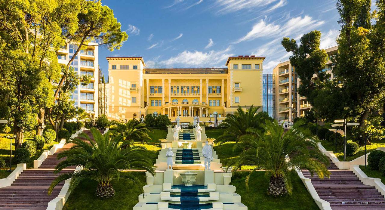 Группа ВТБ выставила на продажу пятизвездочный отель Swissotel Resort Сочи Камелия в Краснодарском крае. Общая площадь комплекса составляет 37 132 кв.м, он занимает участок более чем на 6 га. В самой гостинице 203 номера, бальный зал на 200 человек, СПА-комплекс и проч. Стартовая цена - 10 млрд руб. Торги пройдут в самом начале августа.