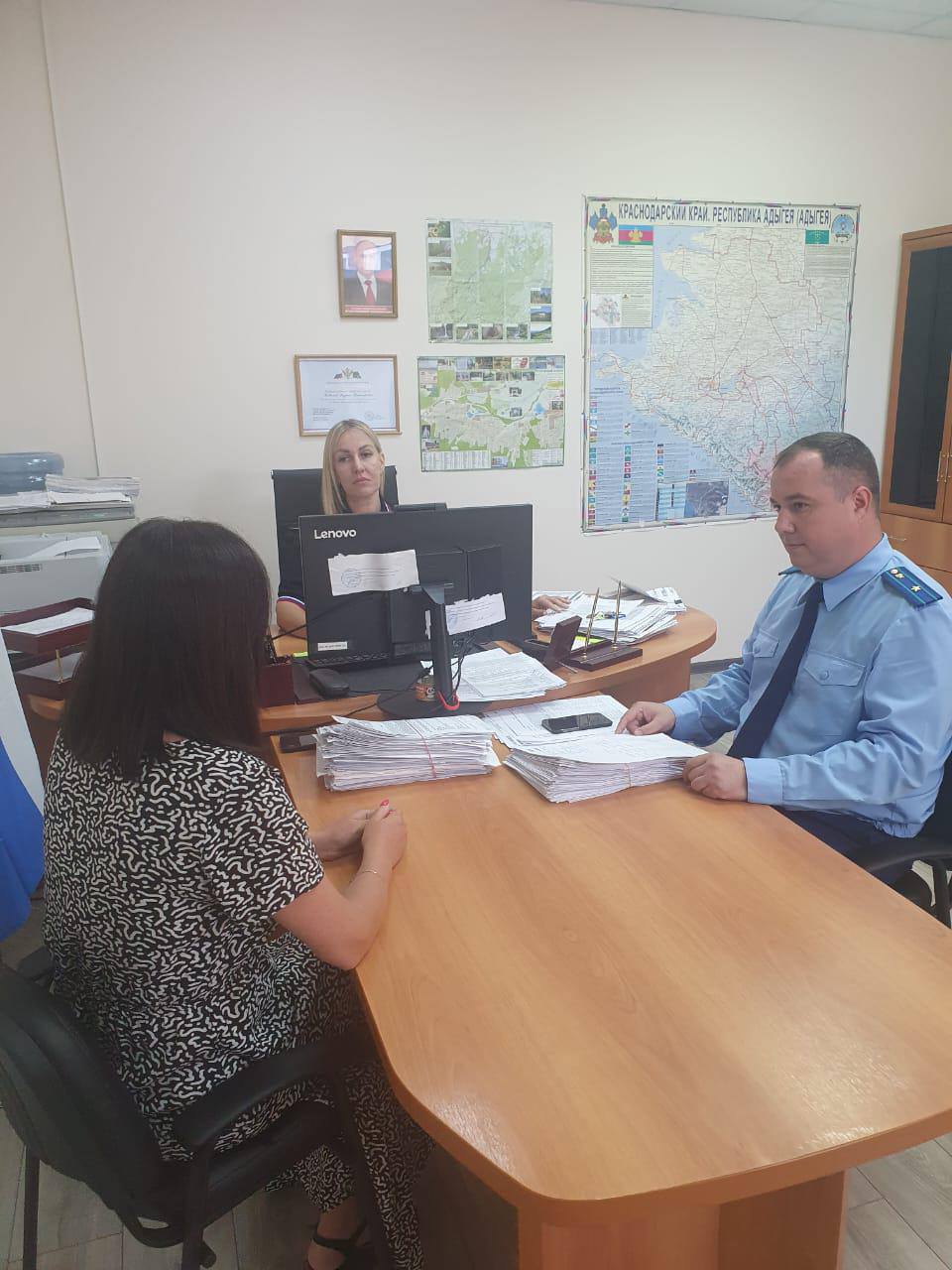 Прокуратурой города Горячий Ключ проведён личный прием граждан по вопросам соблюдения законодательства об исполнительном производстве В Горячеключевском городском отделении судебных приставов ГУ ФССП России по Краснодарскому краю проведён тематический прием граждан по вопросам соблюдения законодательства об исполнительном производстве. На прием обратились граждане по вопросам неисполнения решения суда о взыскании алиментов, снятии арестов со счетов. Обратившимся гражданам оказано содействие в разрешении имеющихся вопросов, даны разъяснения действующего законодательства. Кроме того, дополнительно проведена проверка соблюдения судебными приставами законодательства при рассмотрении обращений участников специальной военной операции и членов их семей. Поступившие обращения поставлены на контроль в прокуратуре города.