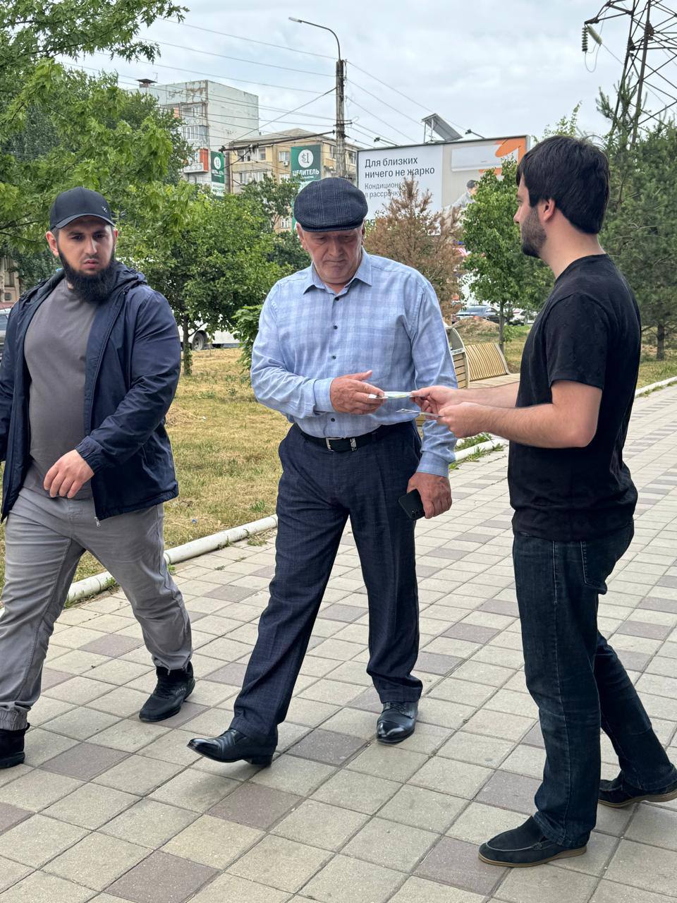 Всемирный день без табака! - масштабная акция, приуроченная к этой дате прошла на аллее «Город мастеров» столицы Дагестана Десант специалистов Республиканского центра общественного здоровья и медицинской профилактики развернули площадку здоровья прямо на свежем воздухе. Совместно со специалистами Республиканского наркодиспансера, Республиканского центра охраны здоровья подростков и студенческой молодежи, Городской клинической больницы они наглядно показали печальные итоги курения табака на кукле-курильщике: отложение смол, развитие хронической обструктивной болезни лёгких, атеросклероз и т.д. Как всегда, активное участие в акции принимали волонтеры-медики Дагестанского базового Медицинского колледжа, которые раздавали прохожим листовки о вреде курения и памятки о том, как легче бросить курить. Студенты также выявляли курильщиков и предлагали им бросить вредную привычку прямо сейчас, заменив её на фрукты. «На акции врачи РЦОЗМП определяли при помощи смокилайзера уровень угарного газа в крови курящих. Центром выпускается большое количество наглядной печатной продукции по всем направлениям профилактики - буклеты, листовки, памятки, брошюры. И в этот раз они раздавились горожанам для лучшего закрепления знаний о здоровье», - рассказала завотделением медицинской профилактики центра Гюльнара Раджабова.