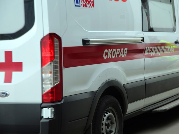 В селе Васильевское 17-летний каратист убил 67-летнего сотрудника Свято-Троицкой Сергиевой лавры, — сообщает МК   Подросток нанёс пенсионеру один удар ногой по голове после словесного конфликта — он скончался до приезда медиков.   По факту происшествия проводится проверка.  1   Подпишись Поделись новостью