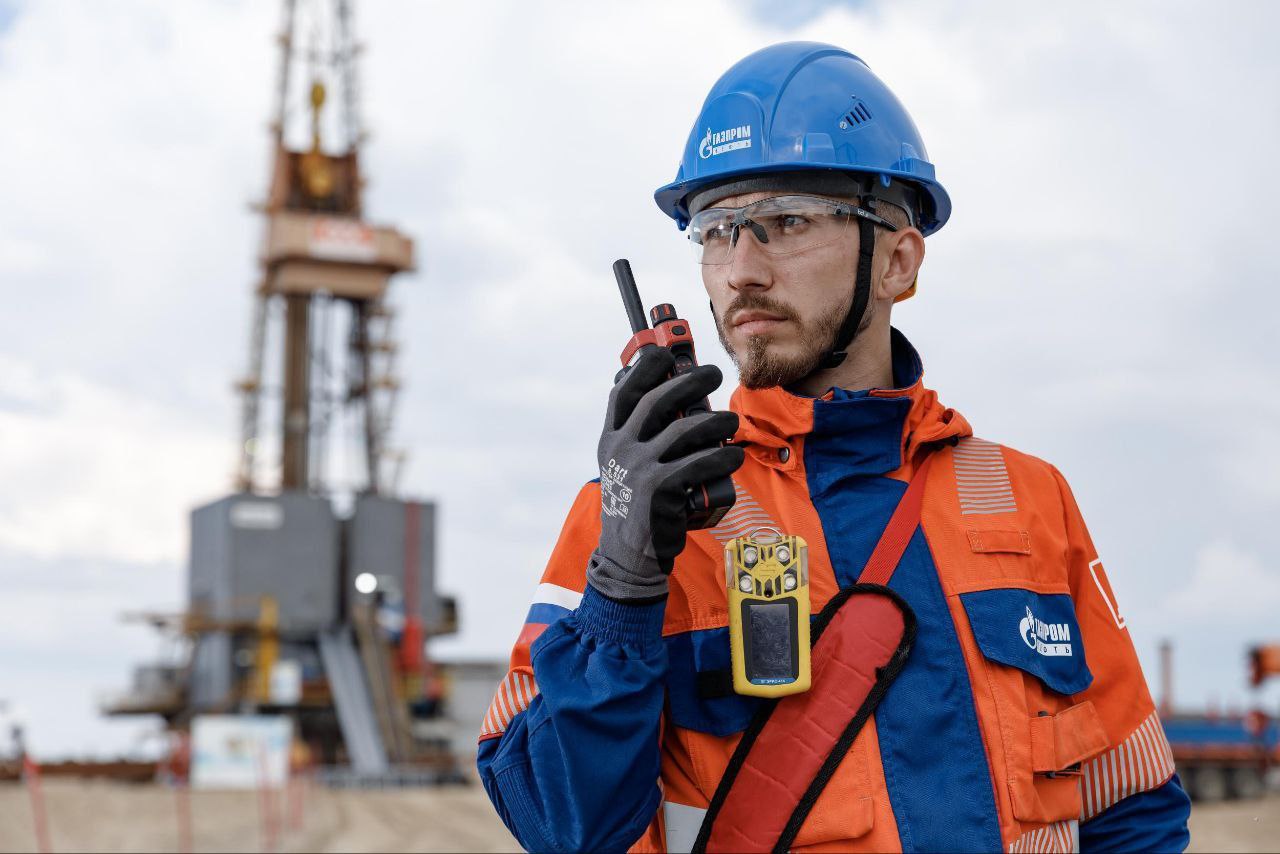 О цифровой трансформации отечественного нефтегаза Газпром нефть на TNF представила свои ИИ технологии для строительства скважин Уже более десяти лет компания в рамках программы комплексной трансформации операционной модели применяет цифровые технологии для бурения скважин Так в 2016 году был открыт первый в России центр сопровождения строительства скважин Геонавигатор в Санкт Петербурге сотрудники которого дистанционно в круглосуточном режиме контролировали бурение более 1000 скважин в год на всех активах компании Сегодня таких центров уже 13 С 2022 года компания внедряет искусственный интеллект в процессы бурения Первая высокотехнологичная скважина была построена на Ямале в ачимовских пластах Технологический процесс контролировала умная буровая Инструменты индустрии 4 0 позволили проектной команде увеличить скорость бурения более чем на 10 по сравнению со стандартными показателями В 2023 году проект Цифровая буровая был назван экспертами лучшим цифровым решением для нефтегазовой отрасли России Работа продолжается