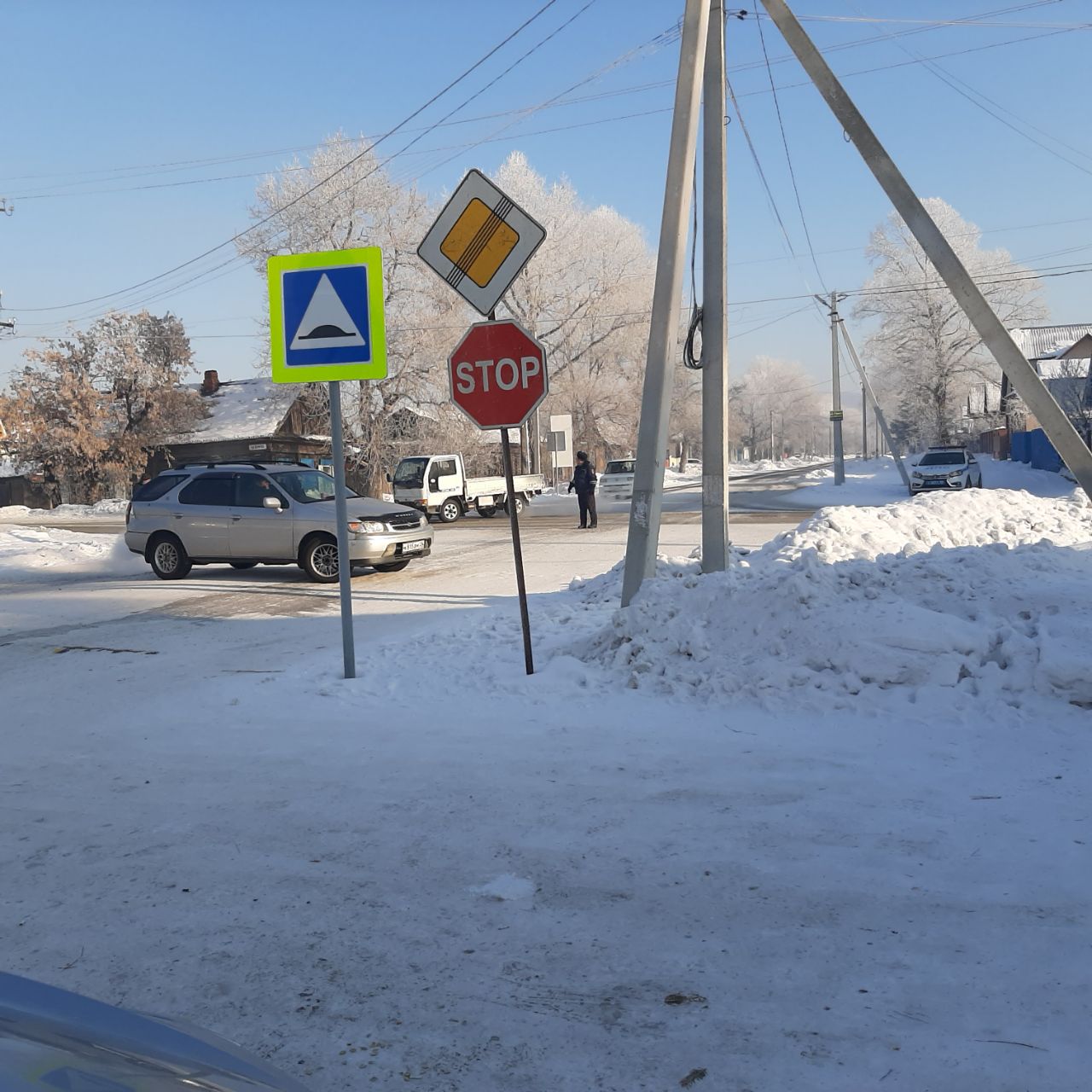 Кажется,  "лежачие подицейские" не спасли аварийный перекрёсток от происшествий.  Сегодня ближе к полудню еще одна авария на пересечении Ленина-Шевченко.