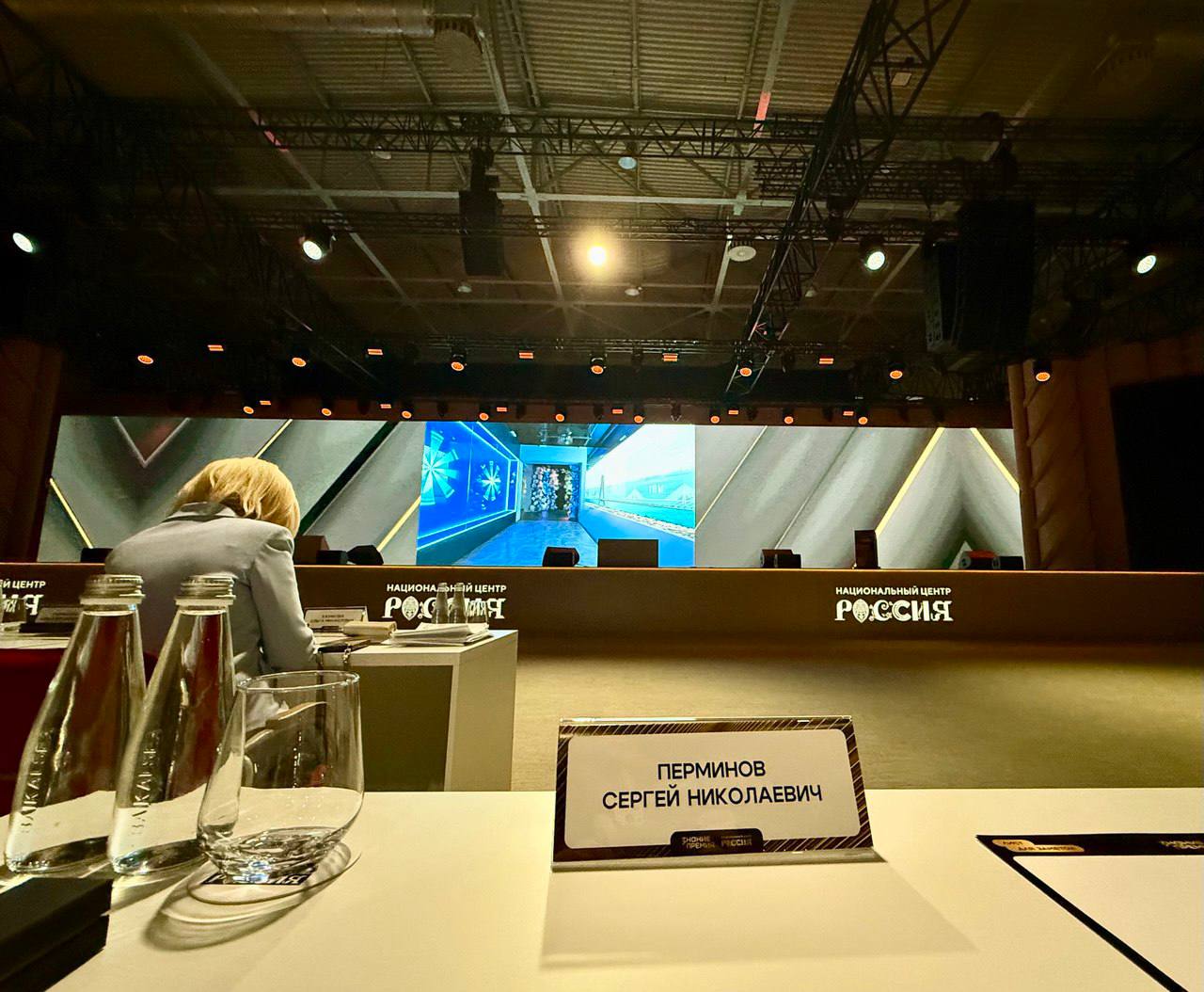 Принимаю участие в работе жюри очных защит Просветительской награды Знание Премия 2025 в Национальном центре Россия В программе в течение дня 112 кратких презентаций проектов Всего в конкурсе было 18730 заявок со всей страны Это преподаватели лекторы школьные учителя популяризаторы представители СМИ просветительские проекты и компании ведущие просветительскую деятельность Премия присуждается в 18 номинациях которые охватывают самые разные сферы жизни культуру и искусство образование и здравоохранение историю науку и технологии бизнес экономику и право социальную сферу кино и литературу Сенатор Сергей Перминов в MAX