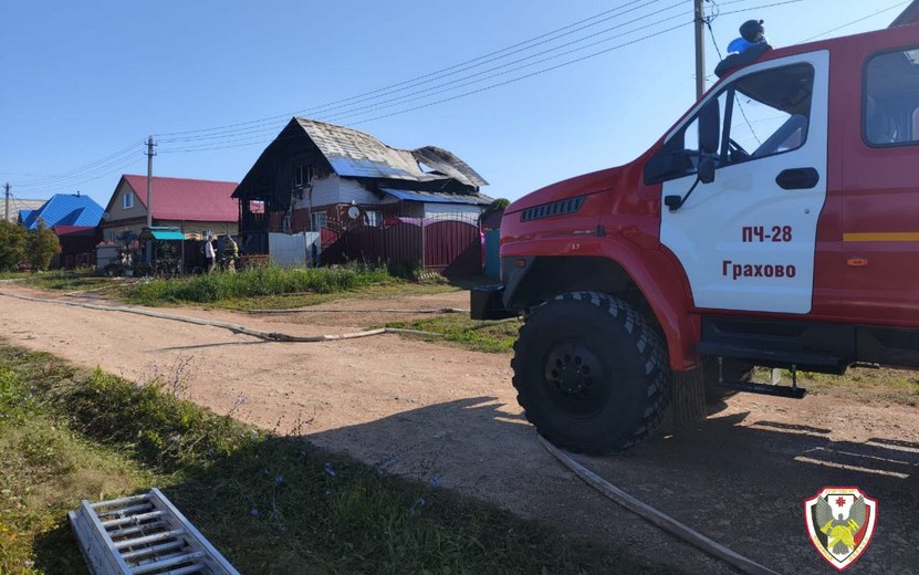 Спас 8 человек  Ранним утром 1 августа пожар произошел в селе Грахово. В загоревшемся доме спали супруги и их шестеро детей  19, 17, 11, 8, 4 лет и 1 месяц .  По предварительной информации, горящие надворные постройки  под общей кровлей с домом  заметил сосед. Мужчина разбудил хозяев и вызвал пожарных.  Обошлось без жертв. Площадь пожара составила около 200 кв.м. Сгорели мансардный этаж, кровля дома и баня, повреждены хозяйственные помещения.  Фото: Государственная противопожарная служба Удмуртии    #Ижевск #Удмуртия