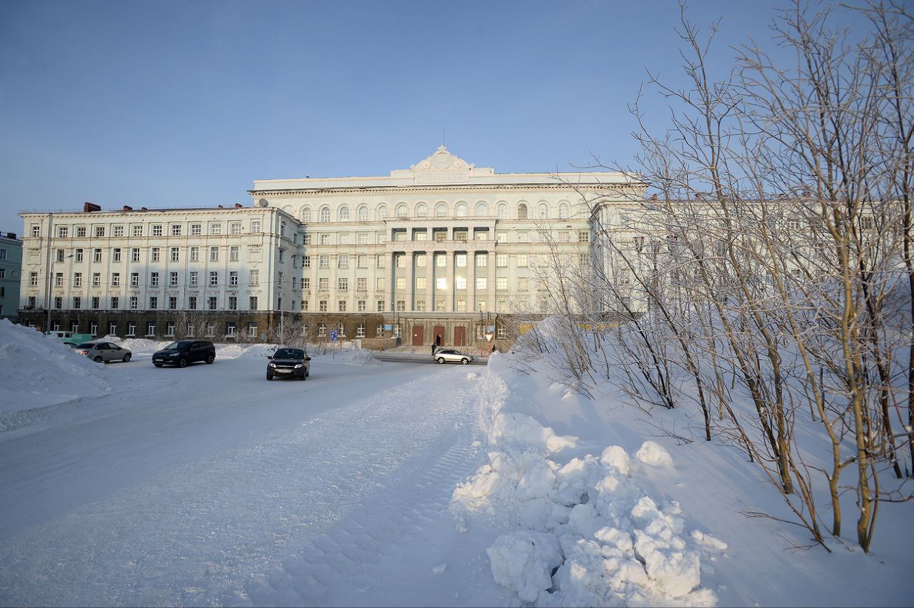 В Норильске Заполярный госуниверситет имени Н М Федоровского трансформируют в арктический центр науки Здесь откроют передовые лаборатории по мерзловедению геомеханике физике пород и материалов металлургии цветных металлов материаловедению и технологических машин Университет может стать площадкой для разработки инновационных отечественных технологий Одна из целей проекта удержать в вузе талантливых работников и привлечь новых Лучшие ученые со всей страны приехавшие работать в Норильск смогут собрать команду из студентов аспирантов и магистрантов Прошедшие отбор будут получать персональные выплаты На создание научного центра планируют потратить 660 млн рублей из которых более 400 млн выделит фонд целевого капитала Наш Норильск Работу планируют завершить в 2028 году