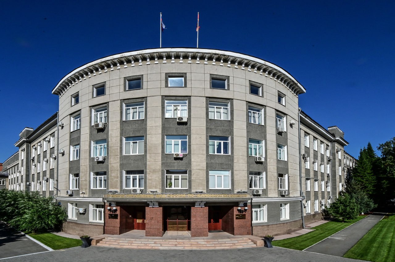 Начальник областного полицейского главка представил личному составу нового заместителя ГУ МВД по вопросам гражданства и регистрации иностранных граждан Начальник ГУ МВД России по Челябинской области генерал майор полиции Сергей Космачев представил личному составу своего нового заместителя по вопросам гражданства и регистрации иностранных граждан Указом Президента России на эту должность назначен полковник полиции Сергей Кокшаров ранее занимавший должность начальника Южно Уральского линейного управления МВД России на транспорте Свой служебный путь в МВД Сергей Викторович начал в 1996 году в охранно конвойной службе линейного отдела внутренних дел на станции Челябинск пройдя все этапы занимал должности начальника отдела экономической безопасности и противодействия коррупции Южно Уральского линейного управления МВД России на транспорте заместителя начальника линейного управления а затем и начальника управления Родился Сергей Кокшаров в Копейске Окончил Челябинский юридический институт МВД России по специальности Правоохранительная деятельность и Академию управления МВД России по специальности Государственное и муниципальное управление Награжден ведомственными медалями Подписаться на Полицию Южного Урала мвд74 полиция74 полицияюжногоурала челябинскаяобласть новостиГлавка