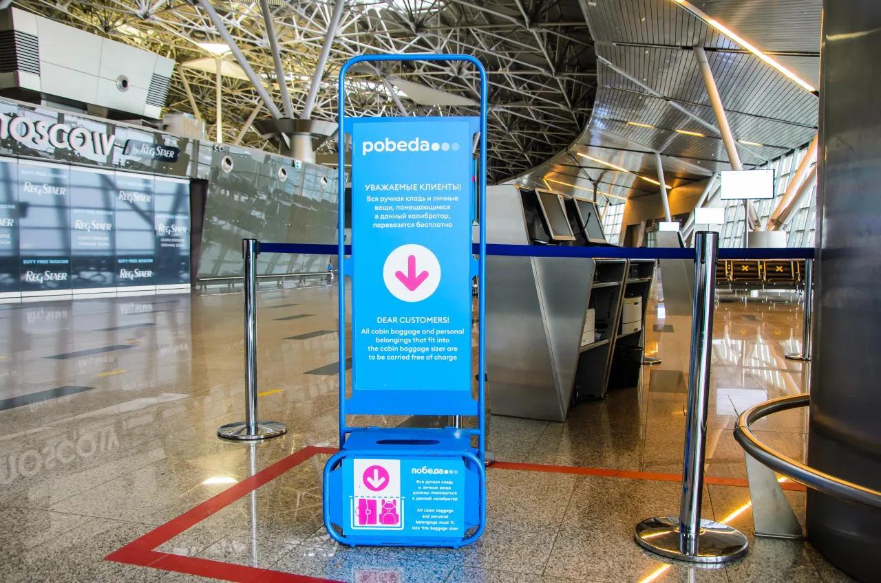 Ространснадзор нашел у Победы зауженные калибраторы для ручной клади По правилам авиакомпании бесплатная ручная кладь должна укладываться в габариты 36 30 27 см Но измерения рулеткой показали что ширина калибратора во Внуково меньше почти на сантиметр Этого вполне достаточно чтобы подходящая для бесплатного провоза сумка внезапно не подошла В Победе ситуацию объяснили производственным браком Верим