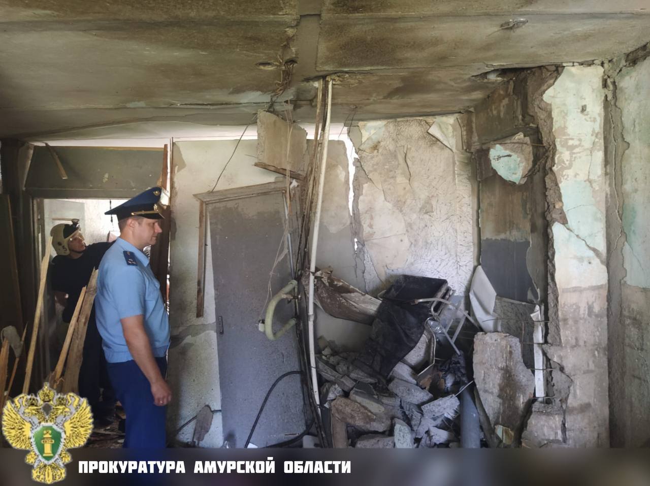 Пострадавший при взрыве водонагревателя амурчанин скончался в больнице Еще 38 жителей дома эвакуированы и для них развернут пункт временного размещения. Жилое помещение повреждено по всей площади, пострадали еще 9 квартир. Причины и обстоятельства произошедшего устанавливаются. Прокуратура проводит проверку, а также держит на контроле соблюдение прав жильцов дома, оказание им всей необходимой поддержки.