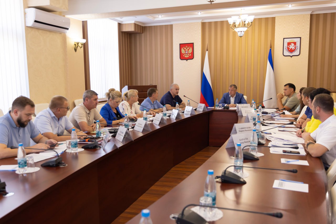 Марат Хуснуллин провел совещание по вопросам социально экономического развития Крыма а также рабочую встречу с главой республики Сергеем Аксеновым За 7 месяцев в Крыму введено более 819 тыс кв м жилья Продолжается строительство съездов с трассы Таврида к морскому побережью За 8 месяцев статус участника СЭЗ получили 80 резидентов что на 65 больше чем за аналогичный период прошлого года Обустраивают парк им Войкова в Керчи и Городской сад в Ялте Это проекты победители Всероссийского конкурса лучших проектов создания комфортной городской среды Благодарю команду Сергея Валерьевича Аксенова за системно выстроенную работу Важно сохранять набранные высокие темпы развития выходить на еще более масштабные задачи в интересах жителей отметил вице премьер Кроме этого Марат Хуснуллин ознакомился с ходом строительства и реконструкции яхтенной марины в Балаклавской бухте города Севастополя Новости Правительства России