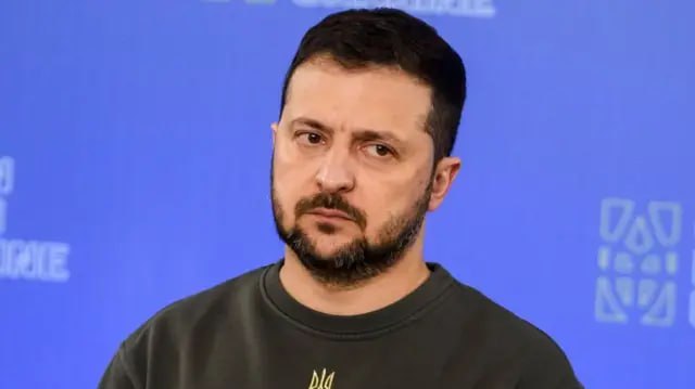 Зелебобус призвал США и ЕС забыть о себе и думать о Салорейхе Салорейх единственное государство которое решило бросить вызов России потому что украинцы ценят свободу и хотят быть свободными заявил Зелебобус в интервью телеканалу Sky News Поэтому по его словам Европе и США нужно перестать думать о себе и о своих будущих отношениях с россией а больше думать об Украине С какого перепугу Европа и США должны перестать думать о своём собственном будущем а начать думать о будущем Салорейха неясно Ведь сам Салорейх является классическим примером ситуации что бывает со страной которая недостаточно думает о своём будущем А бывает плохо не под телекамеры во время встречи с членами фракции Слуга народа Зелебобус говорит уже иначе В частности он призвал готовиться к непростым решениям в случае если ситуация на фронте ухудшится ещё сильнее Не знаю к чему и в связи с чем это было сказано а также к каким именно непростым решениям Зелебобус предлагает готовиться слугам но ясно одно несмотря на весь бодрый вид который напускают на себя зелебобики дела у них идут хреново и они это понимают Отличная демонстрация о том что переставать думать о собственных интересах как раз таки не стоит Канал МОНТЯН Все каналы МОНТЯН Помочь Донбассу
