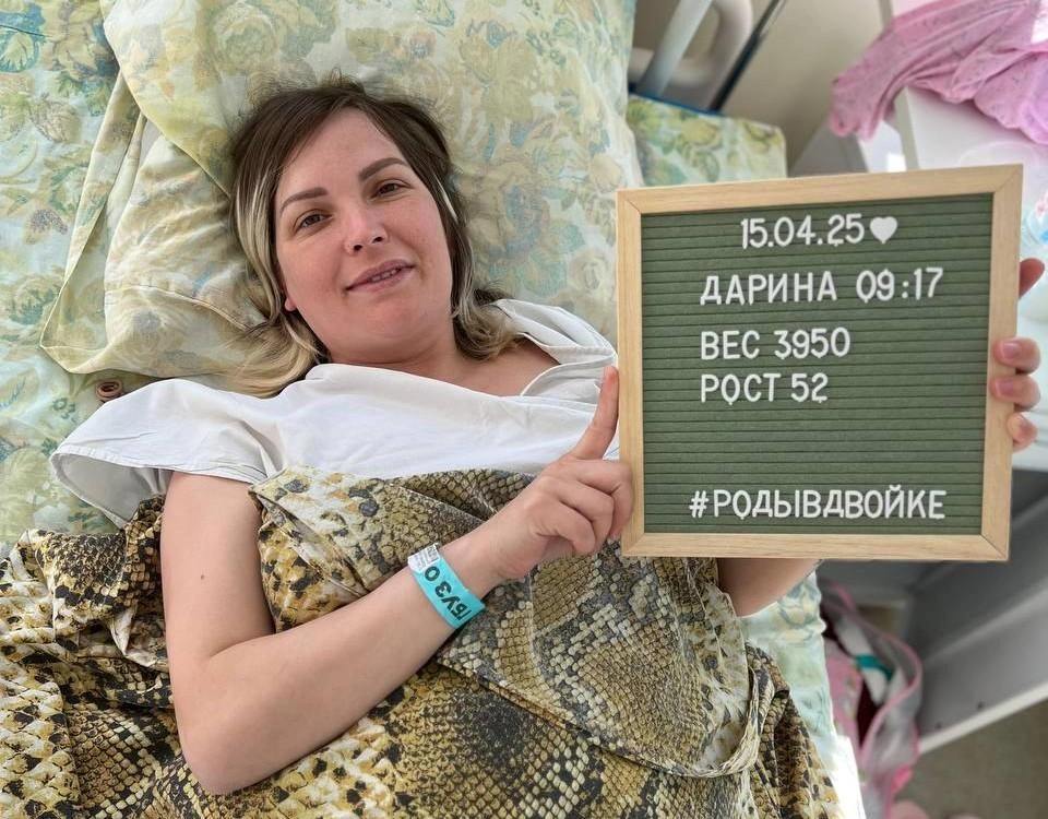 Одна из сиамских близняшек родила девочку  В 1990 году Аня Коркина и ее сестра Таня родились со сращенными животами и одной печенью на двоих. 35 лет назад их успешно прооперировали в Челябинске, а сегодня Анна стала мамой второй раз.   В ОКБ № 2 сообщили о рождении здоровой девочки Дарины весом 3950 г и 52 см. Анна рассказала  , что вторые роды дались ей тяжелее, чем первые в 2022 году.  «Операция прошла успешно. Наши хирурги провели метропластику при несостоятельном рубце. Это даст возможность молодой маме еще рожать», — говорит главврач Максим Угнивенко.   По словам врача, дочке сиамской близняшки ничего не угрожает. Вероятность того, что у нее тоже в будущем может родиться сиамская пара — ничтожно мала.     Справка. Операция по разделению Ани и Тани стала уникальной для страны, так как до этого сиамских близнецов в России разделяли, но они либо погибали, либо в живых оставался один ребенок. Однако хирург Лев Новокрещенов смог разделить девочек и сохранить жизнь им обеим.