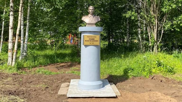 Еще один памятник Сталину открыли в Вологодской области  У школы № 2 в Никольске Вологодской области установили бюст Иосифа Сталина. Об этом 1 июля сообщила пресс-служба администрации Никольского округа. В сообщении говорится, что бюст был установлен в парке 50-летия Победы по инициативе местных жителей.    «Мы уважаем право граждан на увековечивание исторической памяти и отмечаем их значимость. В то же время подчеркиваем необходимость согласования в реализации своих инициатив с органами местного самоуправления», — отметили в администрации района.  В посте в группе «Моя Вологодская область» во VK утверждается, что бюст Сталину установили члены КПРФ «с помощью бизнес-сообществ и простых никольчан». Могнумент был изготовлен из чугуна в Череповце, говорится в публикации   : Администрация Никольского округа