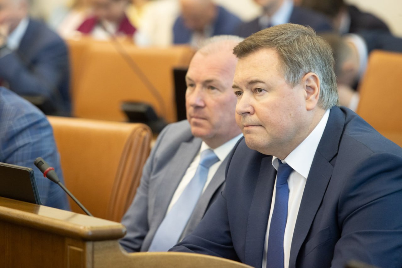 Дмитрий Свиридов: «Особое внимание – к повышению качества жизни на территориях края» 15 мая на сессии Законодательного Собрания Красноярского края во втором чтении был принят закон о переходе на одноуровневую систему местного самоуправления. Согласно новому закону, вместо 472 муниципальных образований в крае останется 39. Губернатор края Михаил Котюков отметил, что процесс будет длиться до 2030 года, он не затронет хозяйственной деятельности населенных пунктов региона. Подробности читайте на нашем сайте #зпнорильск #заполярнаяправда #газетанорильск #норильск #талнах #кайеркан #оганер #новостинорильска ВКонтакте Telegram