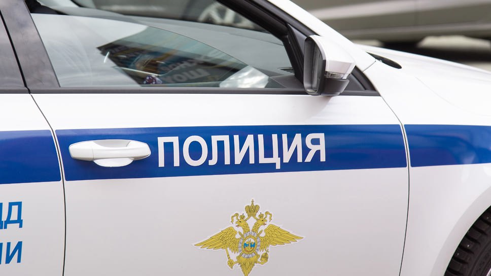 Полиция Краснодара проверяет жительницу выкинувшую в мусор российский флаг Полиция Краснодара проводит проверку после появления в сети видеозаписи на которой жительница срывает государственный флаг России на улице Ратной Славы Как сообщили в пресс службе городского УМВД устанавливаются личность гражданки и мотивы ее поступка