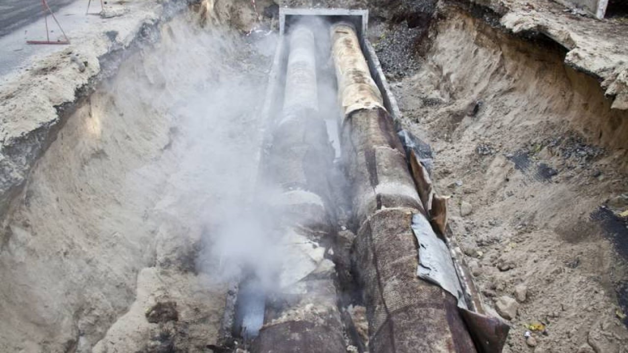 В настоящее время ежегодно заменяется около 2 2 теплосетей вместо 5 предусмотренных Стратегией развития строительной отрасли и жилищно коммунального хозяйства РФ на период до 2030 года с прогнозом до 2035 года Такая оценка содержится в материалах совещания комитета Государственной думы РФ по энергетике от 13 февраля с которыми ознакомились Известия При этом эксперты отмечают что износ тепловых сетей в ряде городов достиг 70 Нарастающее ветшание теплосетевой инфраструктуры приводит к росту аварийности при этом основное количество аварий в системе централизованного теплоснабжения до 80 происходит именно на тепловых сетях с высоким уровнем износа указано в материалах В итоге нынешние темпы ежегодной замены теплосетей не позволяют предотвратить их дальнейшую деградацию Состояние теплосетей систем водоснабжения и канализации сегодня во многом напоминает ящик Пандоры открывать его страшно но сделать это всё равно придется Уровень износа коммунальной инфраструктуры остается критически высоким из 170 тыс км линейных тепловых сетей около половины уже нуждаются в замене сказал Известиям зампред комитета Госдумы по энергетике Юрий Станкевич По его словам ключевая проблема заключается в том что совокупный износ продолжает расти Ежегодно аварийными признаются около 3 сетей тогда как обновляется не более 2 В результате риски не только сохраняются но и накапливаются повышая вероятность масштабных коммунальных аварий По данным Ростехнадзора сегодня в России более 41 млн человек около 35 населения страны проживает на территориях муниципальных образований с малонадежными и ненадежными системами теплоснабжения На реализацию комплексной программы модернизации ЖКХ до 2030 года предусмотрено финансирование в размере 4 5 трлн говорил ранее премьер министр Михаил Мишустин При этом по словам Юрия Станкевича реальная потребность больше как минимум в два раза Недофинансирование не покрывает физический износ инфраструктуры отмечает он По оценкам экспертов средний уровень износа теплосетей по разным оценкам достигает в России 60 70 но в зависимости от региона этот показатель может варьироваться и в отдельных случаях достигать 80 90 Это может приводить к техногенным авариям например прорывы трубопроводов с горячей водой могут приводить к обвалам грунта и тд Особенно такие аварии опасны в период аномальных холодов и снегопадов это в том числе чревато отключением от теплоснабжения не только жилья но и важных социальных объектов отмечают эксперты Эксперты подчеркивают что тарифы на ЖКХ повышаются и в них заложены средства на модернизацию теплосетей С 1 июля 2025 года плановая индексация тарифов ЖКХ составила в среднем по стране 11 9 что было почти в два раза выше общего уровня инфляции 5 59 Такой рост как раз и обусловливался необходимостью ремонта и модернизации теплосетей отмечают эксперты Также 1 января 2026 была проведена корректировка стоимости коммунальных услуг на 1 7