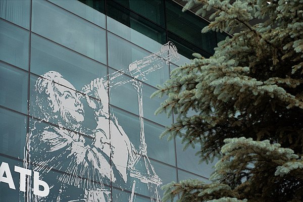 Минтранс выстроит диалог с владельцами инфраструктуры в аэропортах по ценам их продукции Минтранс РФ намерен выстраивать диалог с владельцами инфраструктуры в аэропортах и вокзалах по стоимости их продукции для пассажиров, заявил в Госдуме исполняющий обязанности министра транспорта РФ Андрей Никитин. Об этом сообщает ТАСС. "Если мы говорим о частной инфраструктуре, здесь у нас инструментов влияния меньше, но жадность никогда ни к чему хорошему не приводит. Мы, безусловно, будем с коллегами на эту тему разговаривать, все же люди. Сегодня ты продаешь воду, а завтра ты оказываешься в такой же ситуации в другом месте. Я считаю, что нам здесь диалога не хватает, и мы его, совершенно точно, с владельцами инфраструктуры, будем выстраивать", – подчеркнул он. aviaru.net/n285442