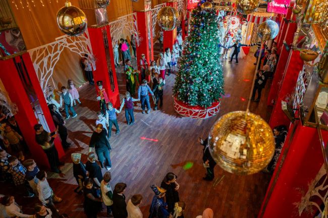 Магаданцам напомнили меры безопасности при установке новогодней елки Новогодние и Рождественские праздники замечательное время для детей и взрослых Почти в каждом доме устанавливают и украшают красавицу елку Специалисты управления по делам ГО и ЧС мэрии города обращают внимание магаданцев на необходимость соблюдения мер пожарной безопасности которые очень просты елка устанавливается на устойчивой подставке подальше от отопительных приборов для освещения елки необходимо использовать только исправные электрические гирлянды заводского изготовления Подписаться на ВМ в MAX vmagadanpress com магаданцам напомнили меры безопасно