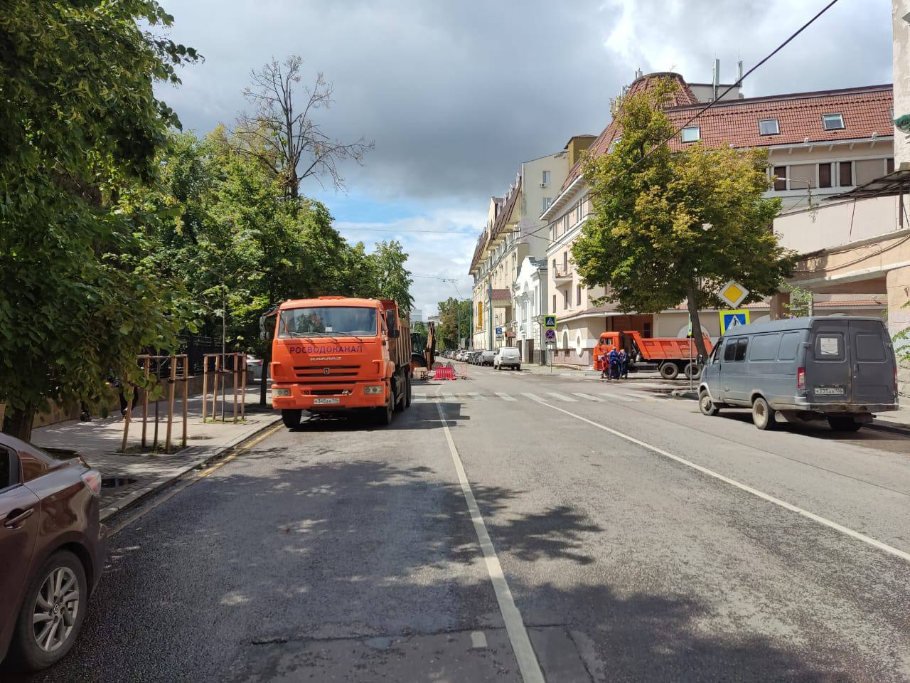 На улице Орджоникидзе в Воронеже начались работы по ремонту канализационного коллектора     Сейчас аварийная бригада «РВК-Воронеж» продолжает разрабатывать котлован на месте происшествия. Его глубина уже достигла 2 метров. В это же время рабочие откачивают стоки на месте проишествия.  ↗  Прислать новость   Подписаться