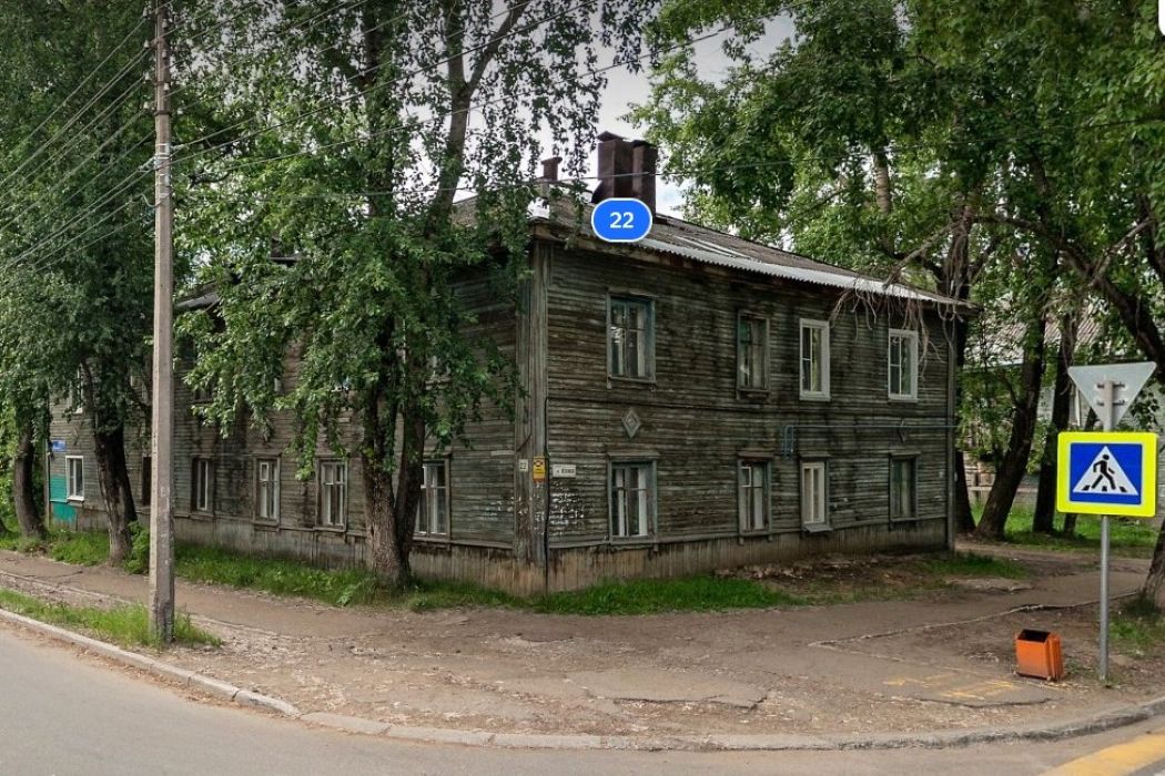 На улице Оплеснина в Сыктывкаре снесут еще один деревянный дом  Здание находится в квартале, который с 2013 года расчищают для строительства многоэтажек. В 2024-м на этой улице снесли три старых дома.