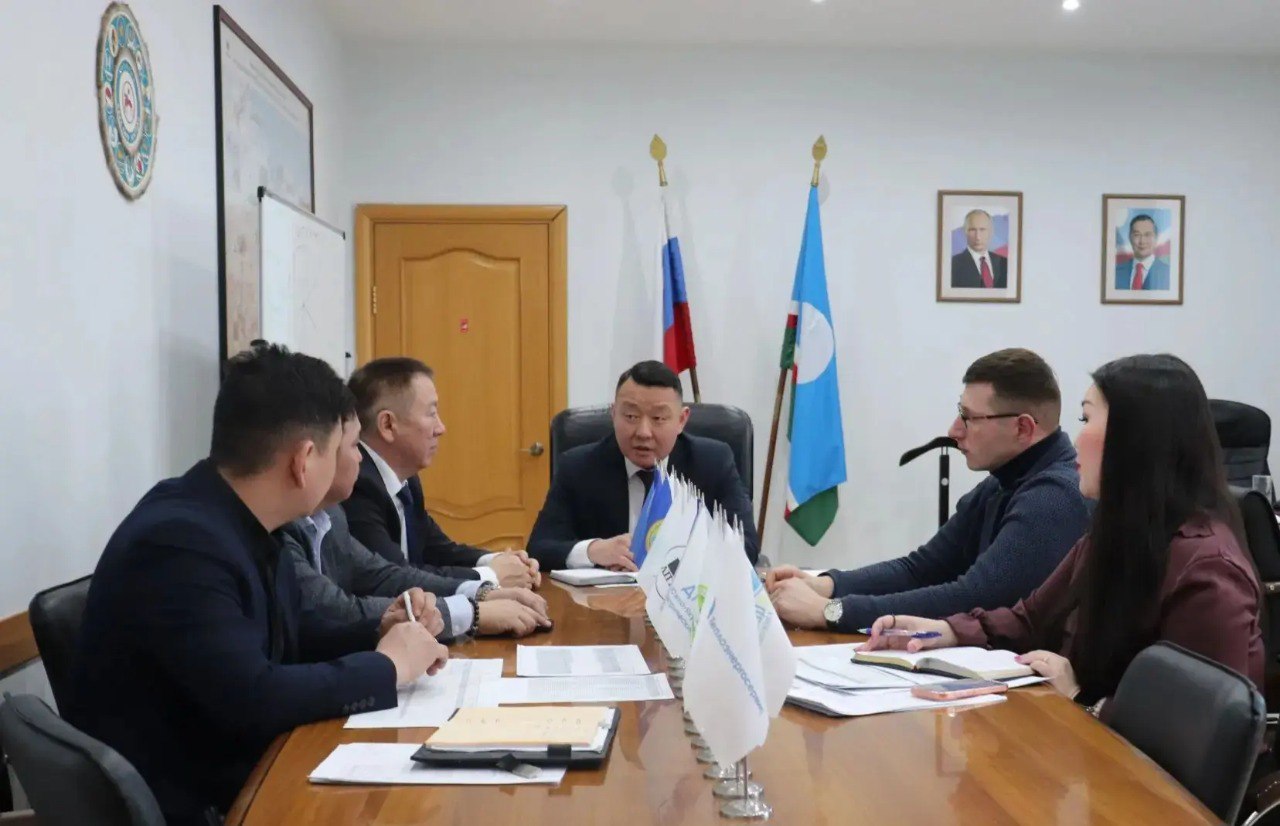 Сегодня провел рабочую встречу с делегацией Верхневилюйского района во главе с Валерием Николаевым В ходе диалога рассмотрели вопрос по плану сдерживания субсидий организациям коммунального комплекса Важным пунктом повестки стал вопрос перехода с централизованных систем отопления на современное индивидуальное газовое решение Также обсудили актуальные вопросы развития жилищно коммунального хозяйства и энергетики района Со стороны муниципалитета были подняты ключевые проблемные вопросы требующие совместного решения По итогам встречи были определены конкретные шаги и поручения профильным департаментам министерства для дальнейшей проработки и оказания необходимой поддержки району