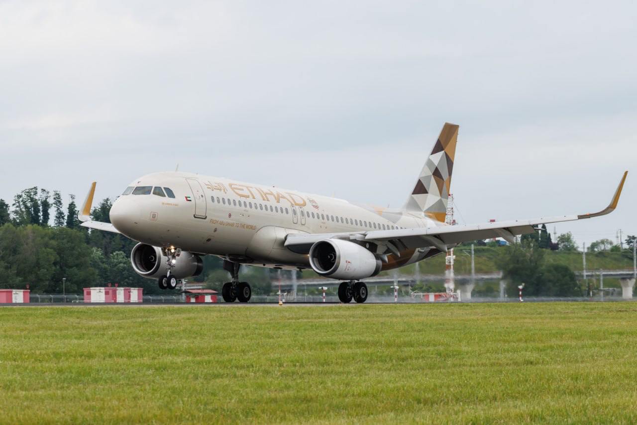В Сочи впервые встретили рейс авиакомпании Etihad Airways из Абу-Даби Первый полёт по новому маршруту выполнял Airbus A320, этим рейсом прибыли 155 арабских туристов. По традиции самолёт встретили водной аркой и развлекательным шоу с сувенирами. Etihad Airways будут выполнять полёты по этому маршруту трижды в неделю: по вторникам, четвергам и воскресеньям. Билеты — от 24 200 ₽ OW, от 35 700 ₽ RT. Также из Сочи в ОАЭ летают: flydubai в Дубай DXB , «Россия», «Азимут», «Уральские Авиалинии» и Red Wings — в дубайский аэропорт Аль-Мактум DWC .