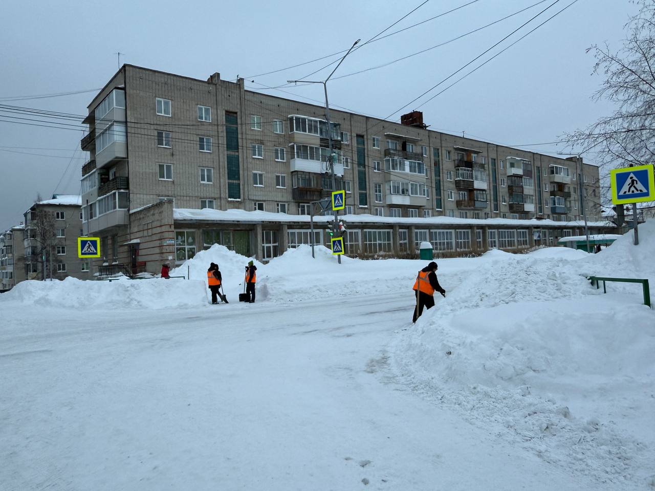 В городе, коротко:  Продолжается снегоуборка в микрорайоне Лесозавод-20, частного сектора в районе улицы Первомайская. Две бригады дворников очищают лестничные марши и перекрёстки. Помимо этого, спецтехника занимается расширением проезжей части и посыпкой крутых спусков и подъемов противогололедными материалами.   Готовим график уборки дворов многоквартирных домов, составленного по запросам управляющих компаний. Мы призываем все управляющие организации, товарищества собственников жилья  ТСЖ  и товарищества собственников недвижимости  ТСН  предоставить эту важную информацию для своевременного информирования жителей города