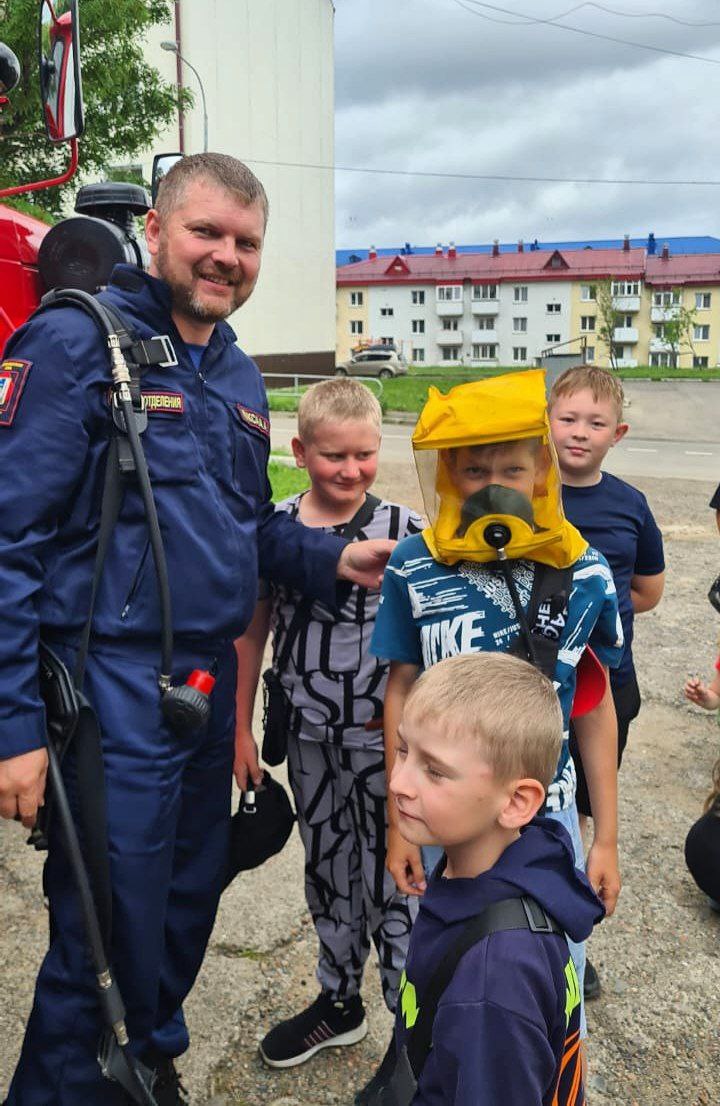 В Александровск-Сахалинской пожарно-спасательной части прошла экскурсия для детей Экскурсия в пожарную часть – это увлекательные, незабываемые путешествие, которое понравится каждому ребенку и запомнится надолго. Ведь трудно отыскать ребенка, который равнодушно отнесется к реву пожарной машины. Даже мельком посмотреть на несущихся куда–то на помощь пожарных – уже большая удача. А рассмотреть настоящую пожарную машину, оборудование, защитные костюмы, особенно интересно детям любого возраста. 17 и 18 июля в гостях у пожарных побывали воспитанники местного детского летнего лагеря. Работники радушно приняли ребят и организовали познавательную экскурсию. Веселым гулом голосов наполнилось пожарное депо. Экскурсию проводили: командир отделения ПСЧ № 46 Андрей Кукса и пожарный ПСЧ № 46 Артем Дербенев. Они показали, как выглядит пожарная машина изнутри, где находится бак для воды, приспособления используемые огнеборцами при пожарах. Маленькие гости увидели пожарные рукава и другие используемые спасателями инструменты, дыхательные аппараты для нахождения в дыму. Экскурсантам рассказали о правилах пожарной безопасности и поведения и от том как надо вести себя при возникновении пожара. Например, как правильно набирать номер телефона и сообщать о пожаре. Ребятам даже разрешили посидеть в пожарной машине. Дети узнали, сколько человек выезжает на ней в случае ЧП. В ходе встречи дети узнали много нового о профессии пожарного.