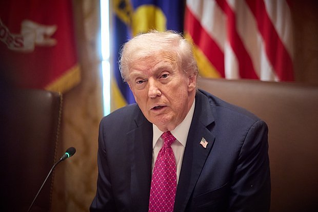 Президент Соединенных Штатов Америки Дональд Трамп заявил что не хочет участия страны в каких либо войнах однако добавил что в случае военного сценария государство будет действовать жестко Он рассказал об этом в интервью телеканалу Fox News Я не хочу участвовать в войнах Но если я окажусь в состоянии войны то мы победим быстро и это будет жестоко выразил уверенность он Трамп высказался о необычной угрозе для США Помимо этого американский лидер снова повторил свой тезис о том что он и его администрация прекратили за девять месяцев восемь конфликтов однако каких именно уточнять не стал Ранее Трамп заявил что благодаря ему конфликт на Украине больше не грозит обернуться мировой войной Глава Соединенных Штатов также отметил что США перестали бесплатно передавать Киеву оружие