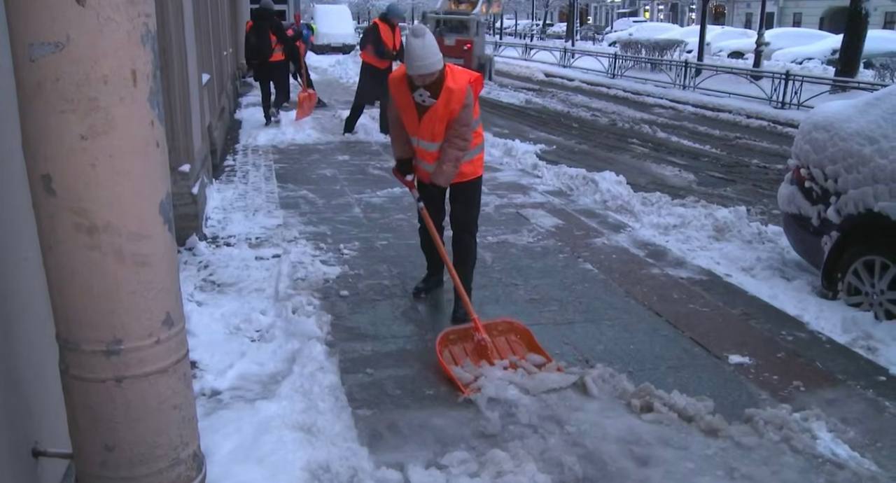 Около ста студентов согласились убирать снег в Петербурге за 250 рублей в час, сообщил спикер Заксобрания Александр Бельский.  Большинство добровольцев — из стройотрядов. По словам Бельского, массовый набор не планировался. Идею привлекать студентов озвучили ещё осенью: минимальная смена — 4 часа, оплата — 250 рублей в час.   : скриншот видео пресс-службы комитета по благоустройству Петербурга.     – жми тут / Прислать новость  #спб #питер #петербур