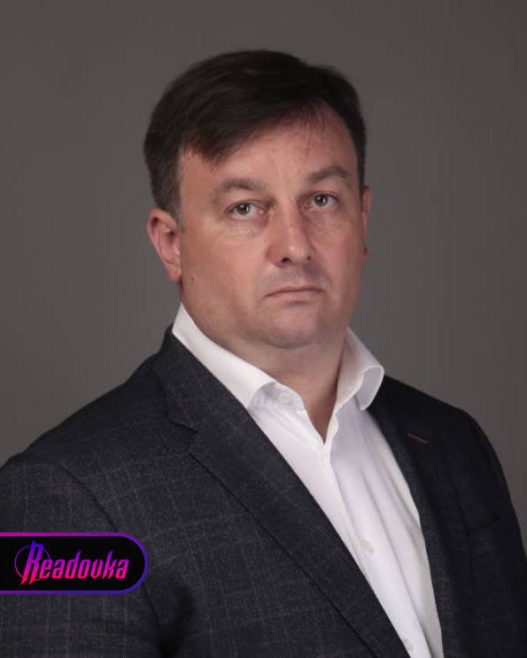 В Ростове-на-Дону неизвестные избили до смерти основателя православной организации «Ростов без наркотиков» Несколько дней назад вечером руководителю «Ростов без наркотиков» Станиславу Горяинову кто-то позвонил, после чего мужчина ушел на улицу. Как рассказала Readovka мама погибшего Вера Михайловна он вернулся почти без лица — так, будто его откусила собака. Ему было очень сложно дышать, но он отказался от госпитализации. В итоге ночью мужчина умер на руках у матери. В разговоре с Readovka Вера Михайловна рассказала, что Станислав долгое время вел борьбу с «аптечной» мафией Ростова и Ставрополя, а также с закладчиками. Сейчас следствие устанавливает все детали убийства. Так совпало, что основателя группы, боровшейся с наркобизнесом и наркоманией, похоронят 26 июня, в международный день борьбы со злоупотреблением наркотическими средствами и их незаконным оборотом.