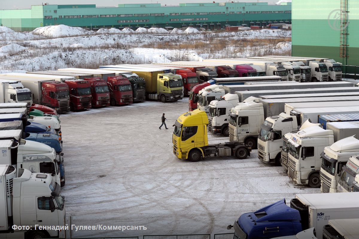 Грузовые автоперевозки по России в 2025 году подорожали на 12 3 Но повышение ставок едва покрывает рост затрат отмечают компании Многие участники рынка разорились Бизнес ожидает сложного 2026 года когда расходы еще увеличатся а конкуренция между перевозчиками кэптивными парками и китайскими компаниями усилится Определяющим фактором станет ключевая ставка но в среднем участники прогнозируют в 2026 году рост спроса в 3 8 и увеличение цен на 10 20 Ъузнал