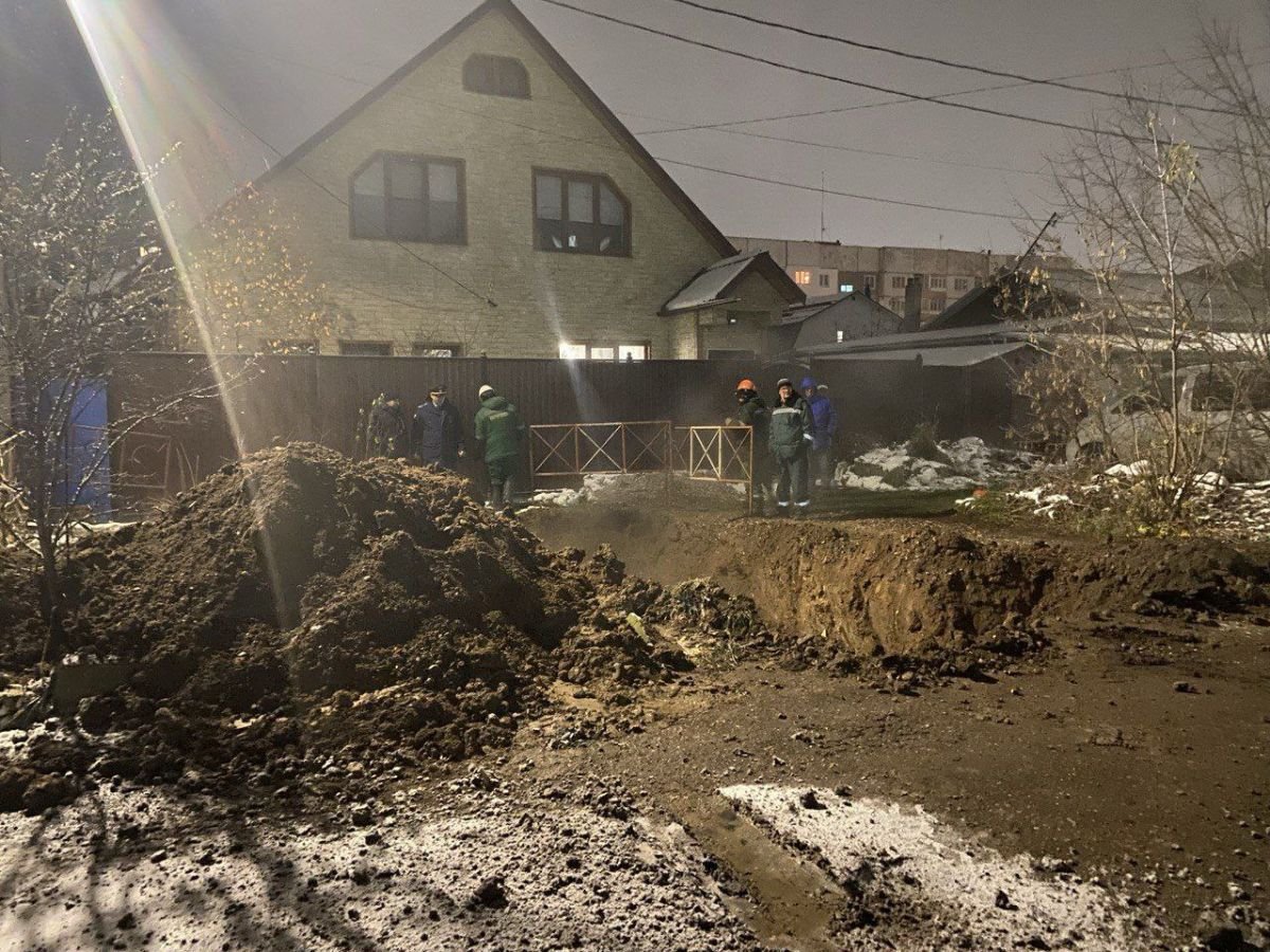 В Иванове 17 многоквартирных домов остались без теплоснабжения из-за повреждения на теплотрассе     Предварительно установлено, что подача тепла приостановлена для устранения повреждения теплотрассы в районе дома 26а по ул. Шубиных г. Иваново. В настоящее время работники АО «Ивгортеплоэнерго» проводят ремонтные работы.  ↗  Прислать новость   Подписаться